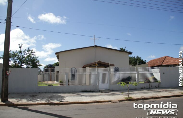 Ladrão que morreu pendurado em telhado de igreja estava com mochila cheia de facas