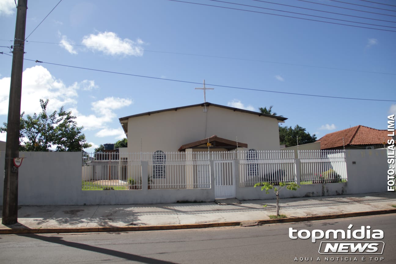 Ladrão que morreu pendurado em telhado de igreja estava com mochila cheia de facas