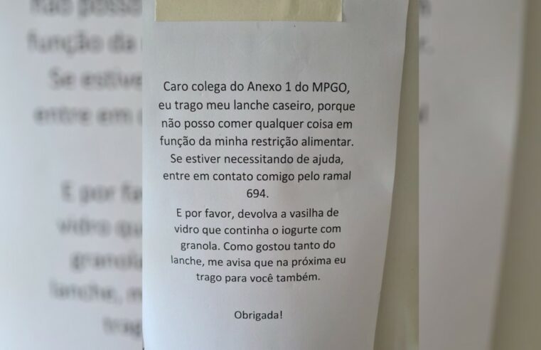 Arquiteta viraliza na web depois de deixar recado advertindo colega por furtar lanche: ‘Devolva a vasilha de vidro’