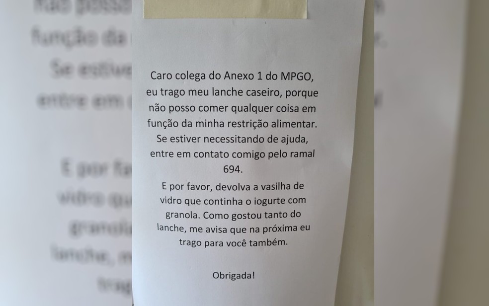 Arquiteta viraliza na web depois de deixar recado advertindo colega por furtar lanche: ‘Devolva a vasilha de vidro’