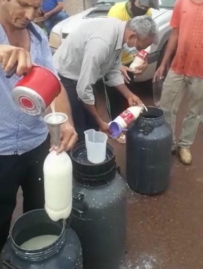 Produtores de MT doam mais de 500 litros de leite em protesto à desvalorização da indústria de laticínio