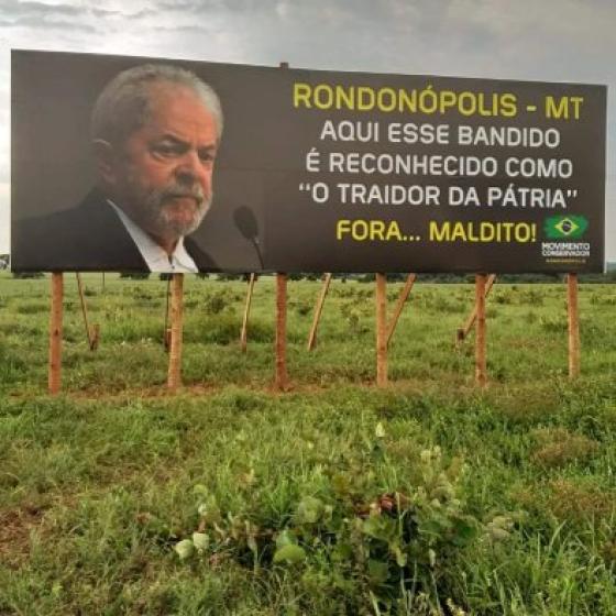 Outdoor em rodovia de MT chama Lula de ‘traidor da Pátria’ e ‘maldito’