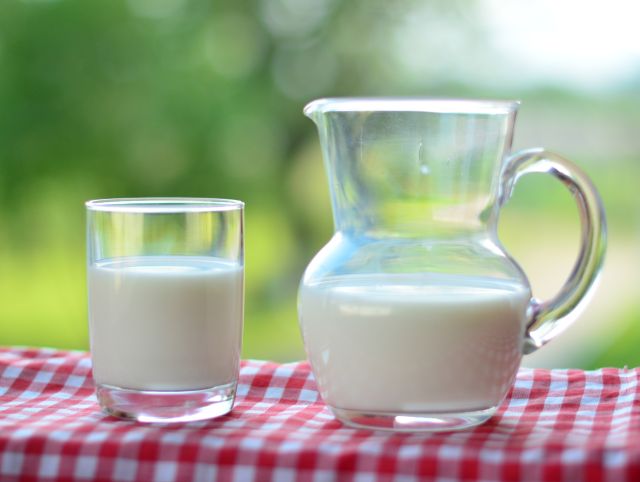 Polícia prende grupo que adulterava leite com soda cáustica em MG