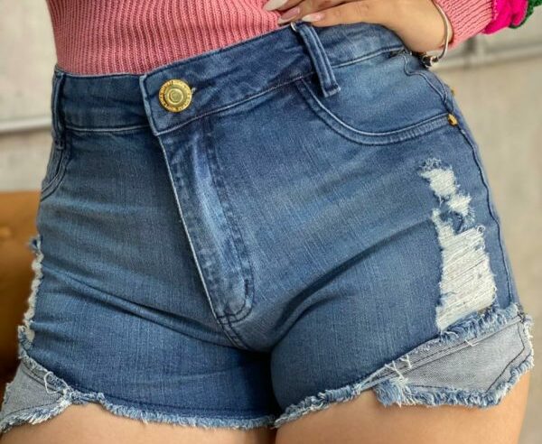 Ciumento atira em “amigo” que olhou para sua esposa com short curto