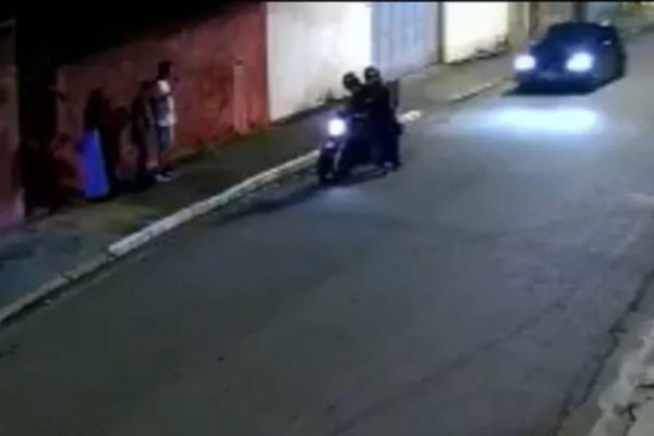 Homem atropela bandidos ao ver seus sobrinhos sendo assaltados