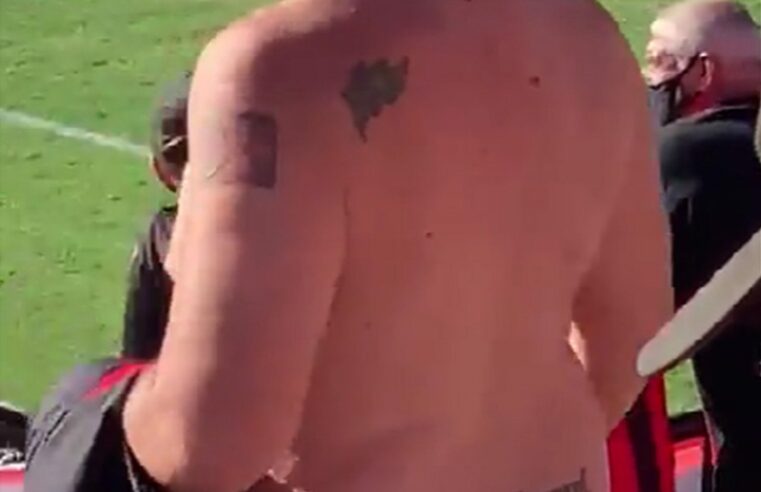 Torcedor exibe tatuagem nazista e é expulso do estádio no RS