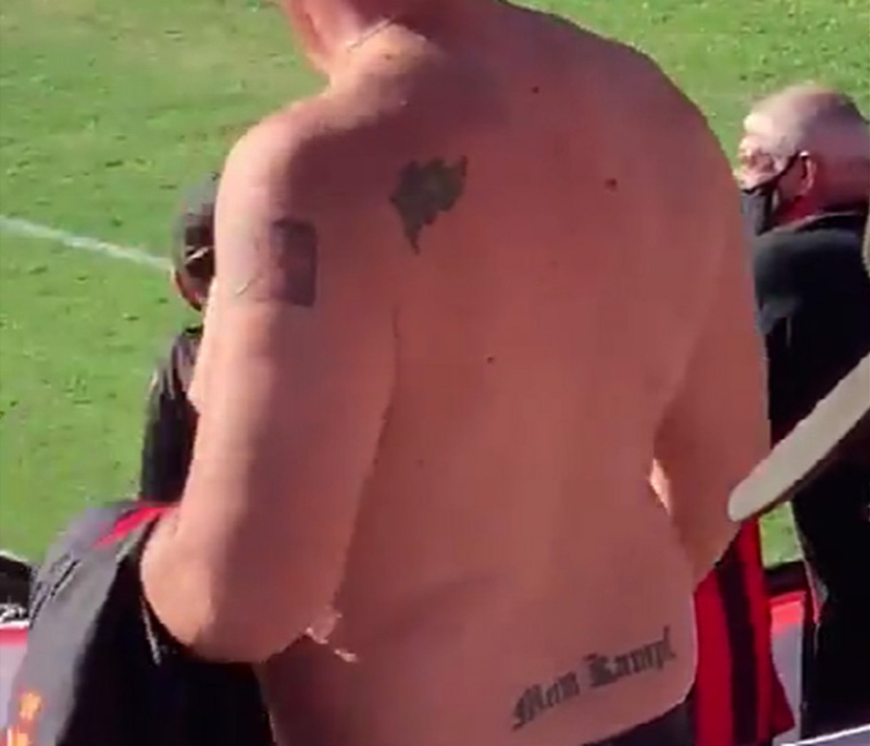 Torcedor exibe tatuagem nazista e é expulso do estádio no RS