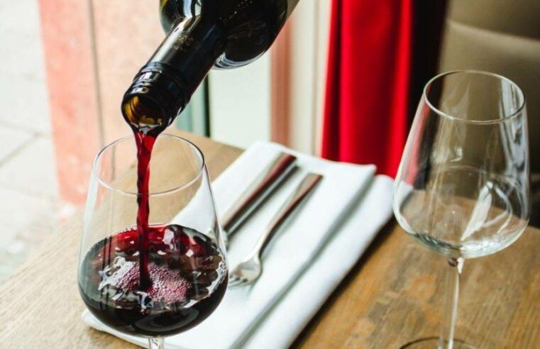 Consumo de vinho tinto tem ação protetora contra Covid, diz estudo