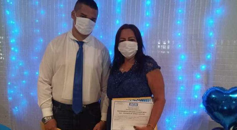 Avó e neto se formam juntos no ensino médio no Pará