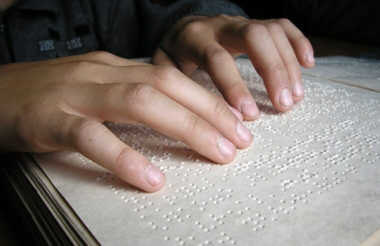 Oferta de serviços bancários em Braille é tema de PL
