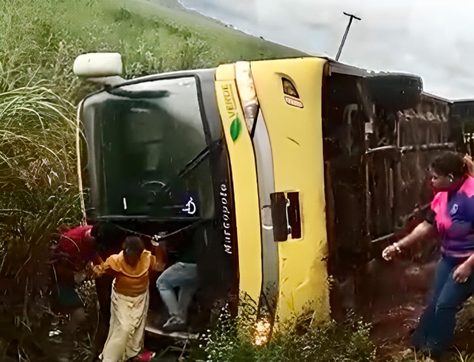 Ônibus com 28 pessoas tomba e cinco ficam feridas na BR-163 em MT