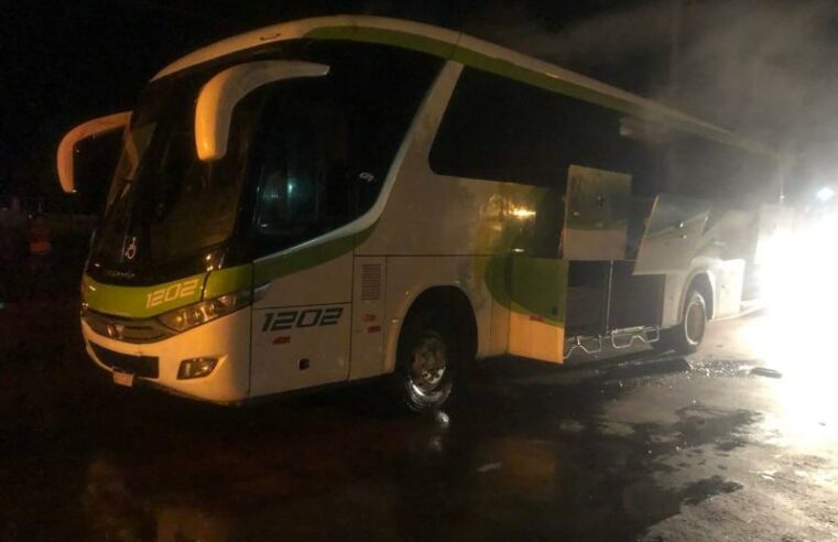 Ônibus com mais de 30 passageiros pega fogo em Juína