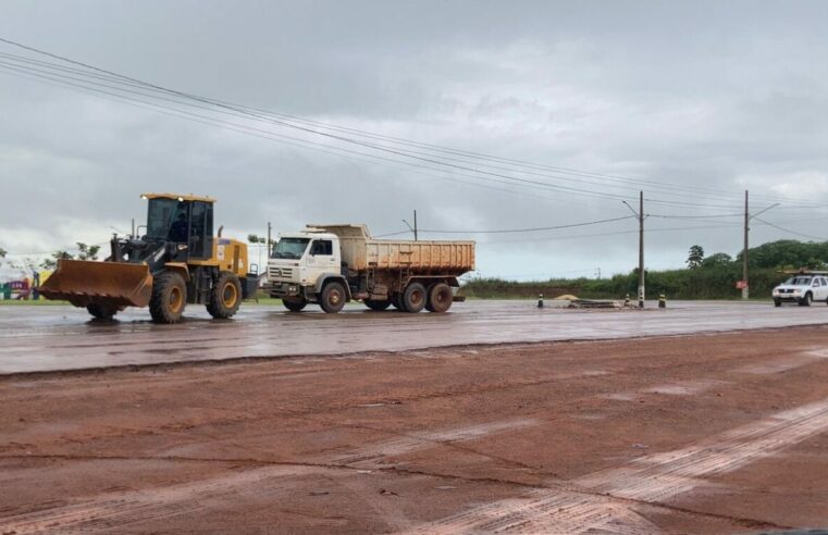Nesta manhã caminhão caçamba bate em poste na MT-419 em Guarantã do Norte