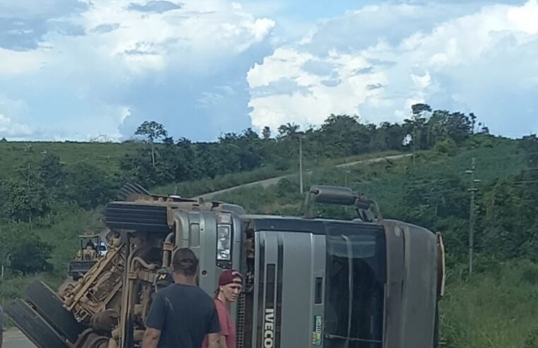 Condutor tenta desviar de buraco e acaba tombando carreta na MT-419 entre Guarantã e Novo Mundo