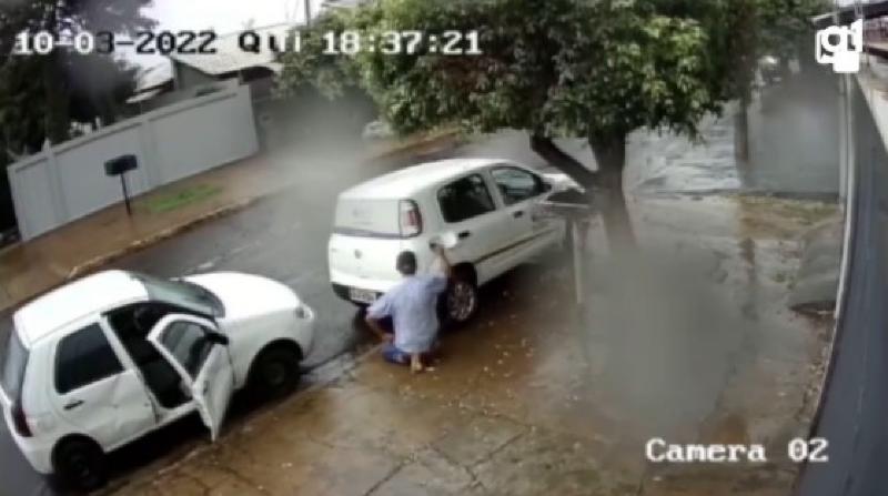 Homem tenta furtar combustível de carro estacionado sugando produto com mangueira