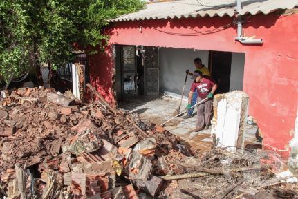 Idosa tem casa destruída e bombeiros salvam crianças