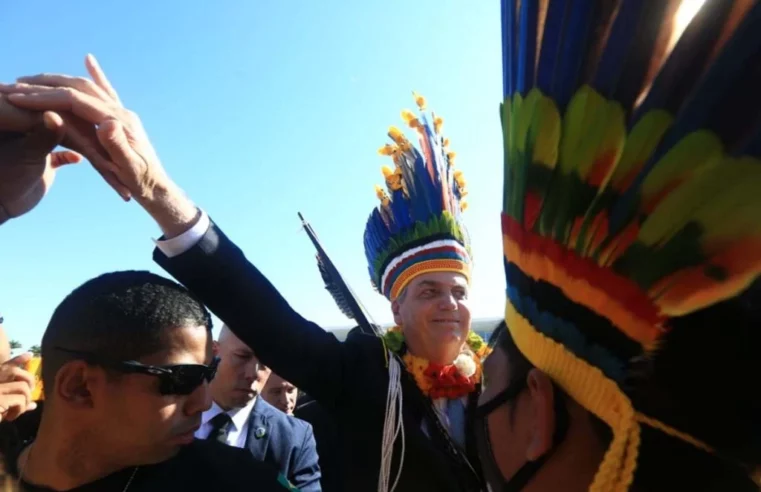Em cerimônia restrita, Bolsonaro recebe Medalha do Mérito Indigenista