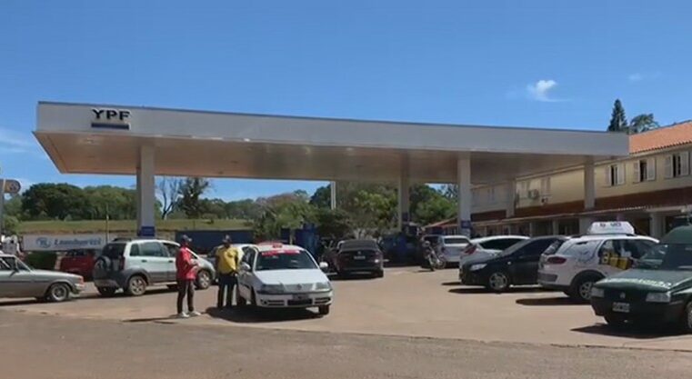 Motoristas de Uruguaiana fazem fila para abastecer na Argentina com gasolina a R$ 2,99: ‘com menos de R$ 150 tu completa o tanque’