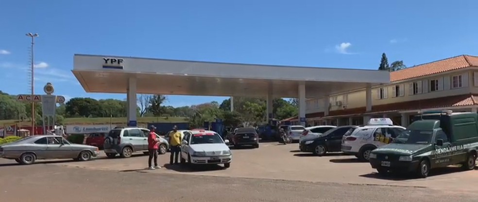 Motoristas de Uruguaiana fazem fila para abastecer na Argentina com gasolina a R$ 2,99: ‘com menos de R$ 150 tu completa o tanque’