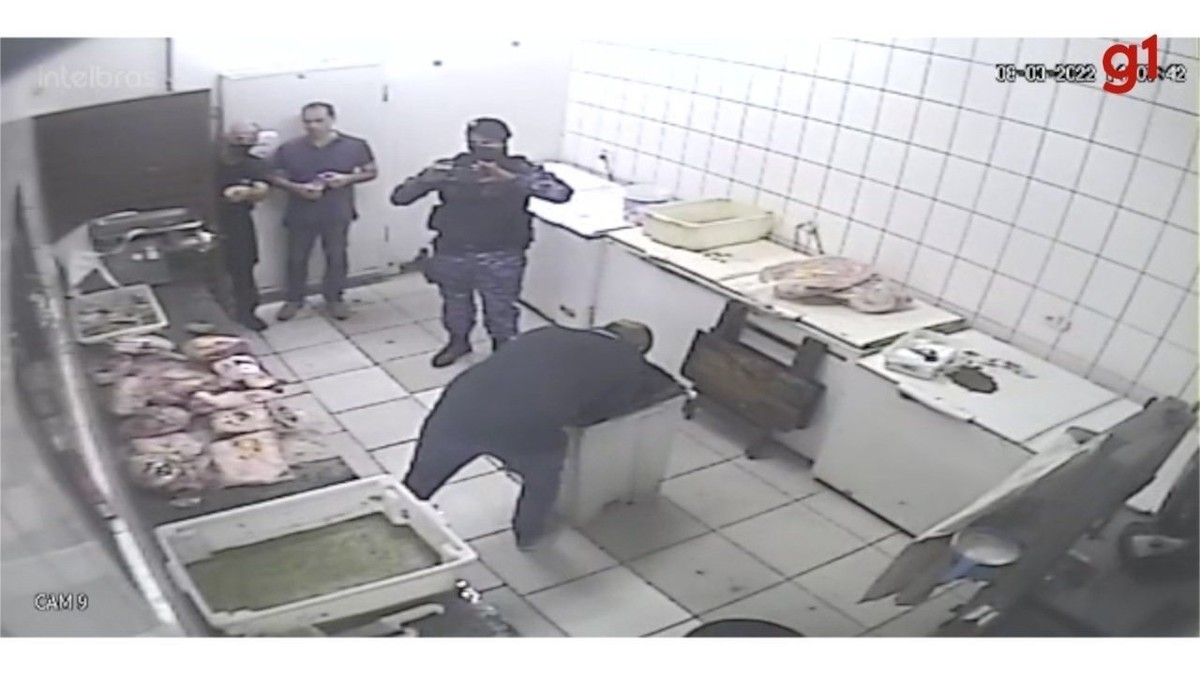 Funcionários usam sacos de lixo para furtar picanhas de churrascaria; vídeos flagram esquema em MS