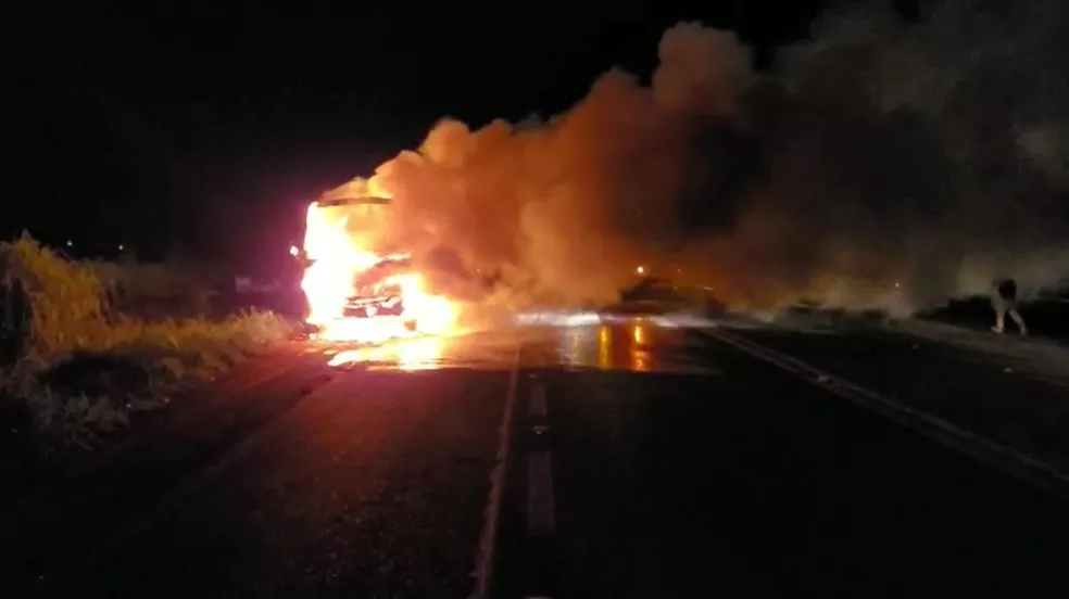 Ônibus do transporte escolar de cidade de MS pega fogo na estrada logo após sair de revisão