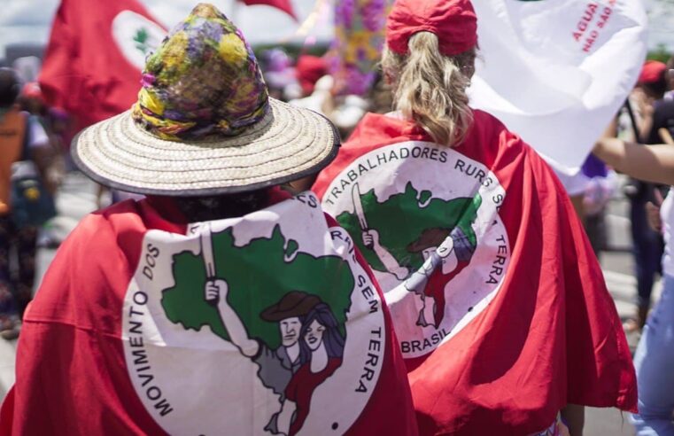 MST coleta assinaturas em campanha contra exclusão de MT na Amazônia Legal