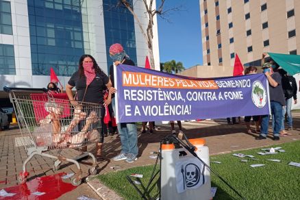 Em protesto, mulheres do MST levam ossos para frente da Amaggi