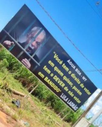 Lula é chamado de ladrão em novo outdoor