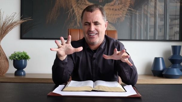 Pastor cego usa nome de ministro para dar golpe milionário em fiéis
