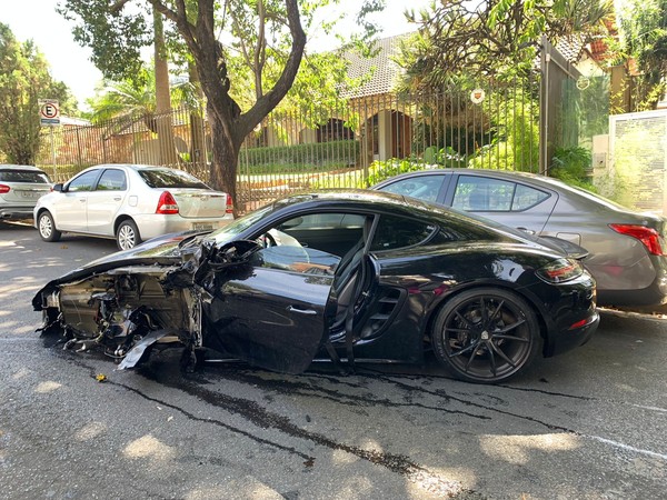 Bêbado em Porsche, empresário de 72 anos bate em 9 carros