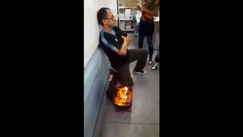 Diretoria pede afastamento de professor que queimou máscaras