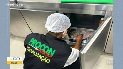 Procon autua 11 restaurantes de shopping de luxo por vender comida imprópria para consumo, em Goiânia