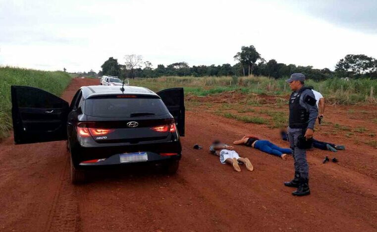 Mulher é detida e 2 menores apreendidos após roubo a motorista de aplicativo; carro seria levado para o Pará