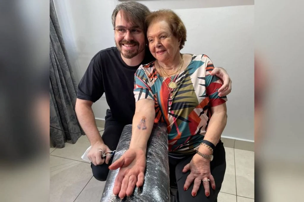 Aos 91 anos, idosa faz 1ª tatuagem para pagar promessa: “Nem doeu”