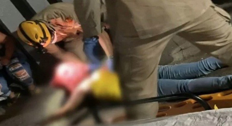 Aluna ateia fogo em colega após críticas sobre bronzeado no corpo