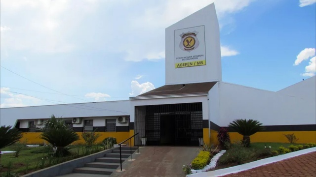 Homem furta e danifica patrimônio público para se reencontrar com namorado na cadeia