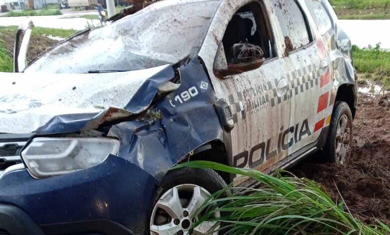 Dois policiais são socorridos após viatura capotar na BR-163 em Peixoto de Azevedo