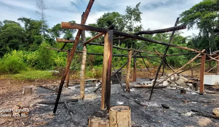 Casa de cacique e de mais duas famílias indígenas são queimadas em aldeia de MT e suspeita é de incêndio criminoso