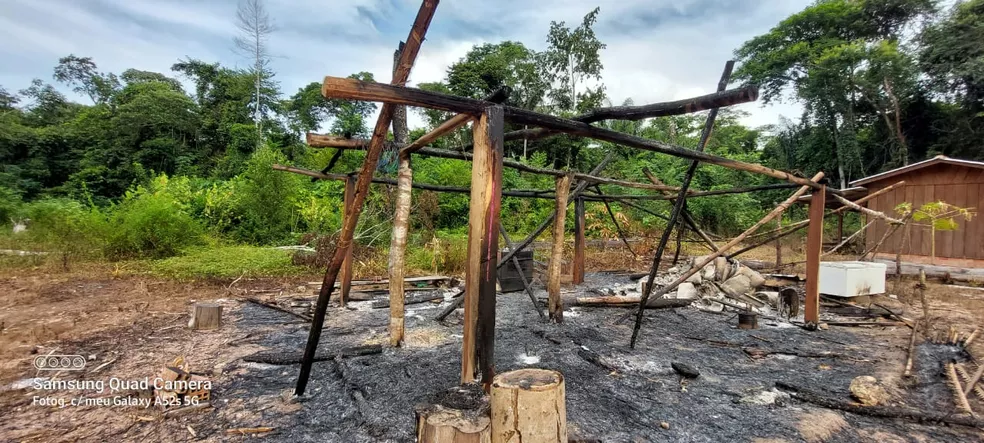 Casa de cacique e de mais duas famílias indígenas são queimadas em aldeia de MT e suspeita é de incêndio criminoso