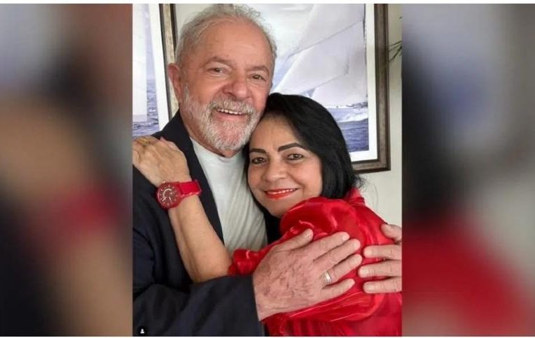 Em evento com Lula, na Bahia, prefeita tem o celular roubado