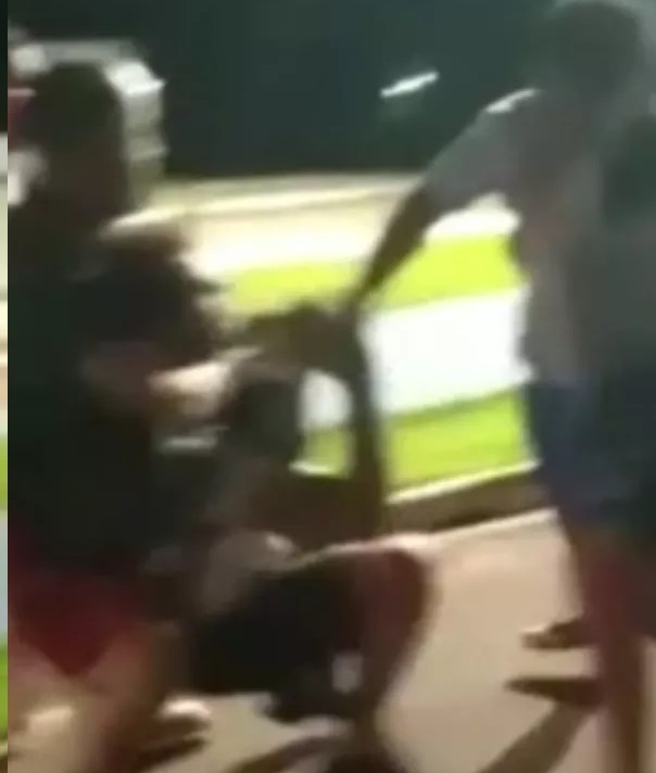 Prefeito briga na rua com morador, leva ‘mata-leão’ e é arrastado por desconhecido que tentava separá-los