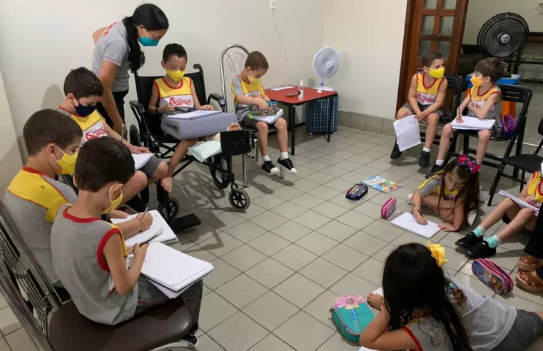 Garoto de 6 anos fica um mês sem ir à escola após quebrar a perna, e colegas vão à casa dele para aula surpresa