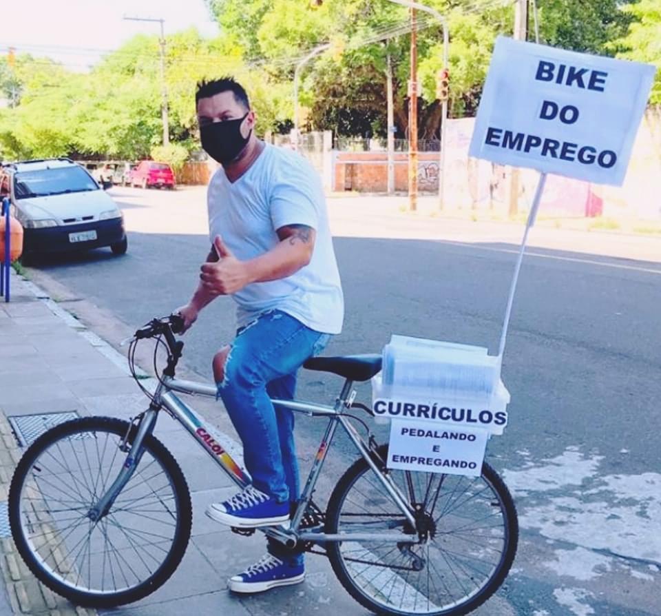 Homem recolhe currículos na periferia e distribui para empresas