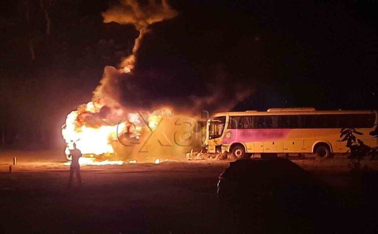 ônibus é destruído por incêndio em pátio de empresa de transportes em Alta Floresta
