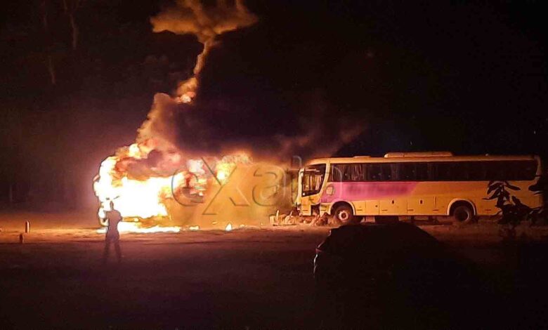 ônibus é destruído por incêndio em pátio de empresa de transportes em Alta Floresta