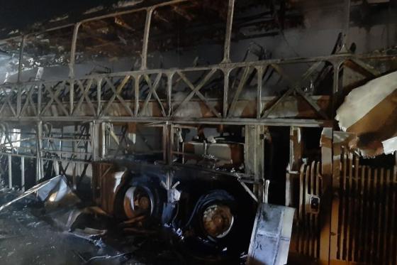 Ônibus de viagem com 27 passageiros é destruído pelo fogo em Cuiabá