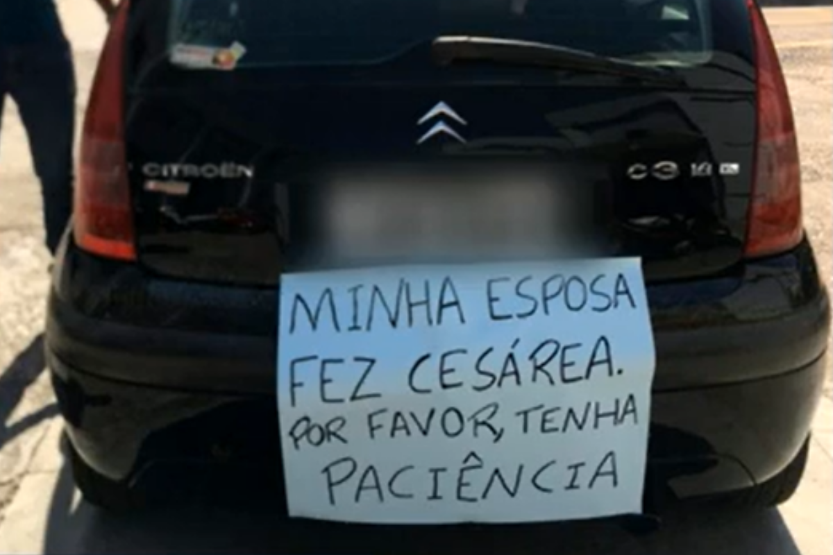 Pai chama atenção no trânsito ao colocar cartaz em carro: ‘Minha esposa fez cesárea’