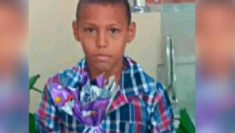 Criança morre eletrocutada ao abrir porta de geladeira em casa no Ceará