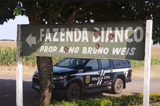 Placa de fazenda de gerente que humilhou caminhoneiro é cravejada de balas