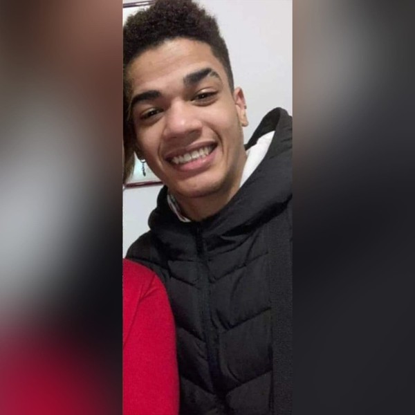 Jovem de 19 anos sai da França para visitar o pai em MT e desaparece ao fazer conexão em aeroporto